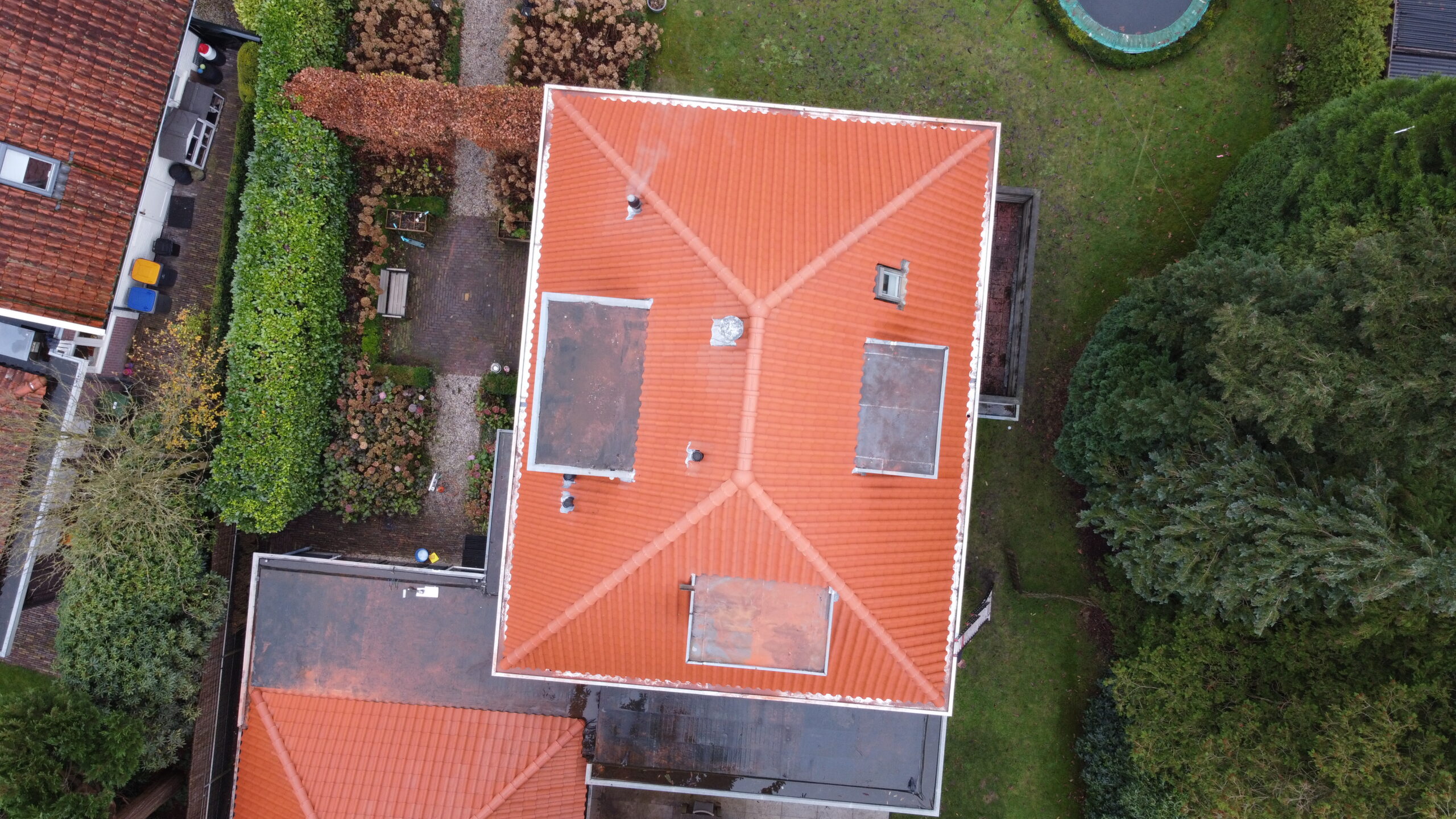 Dakdekkers van Abeco Daken aan het werk met torenkraan