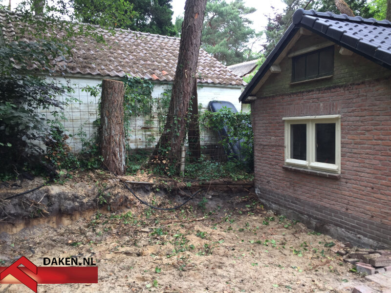 Eikenhouten overkapping in Soest met zwart dak en houten constructie