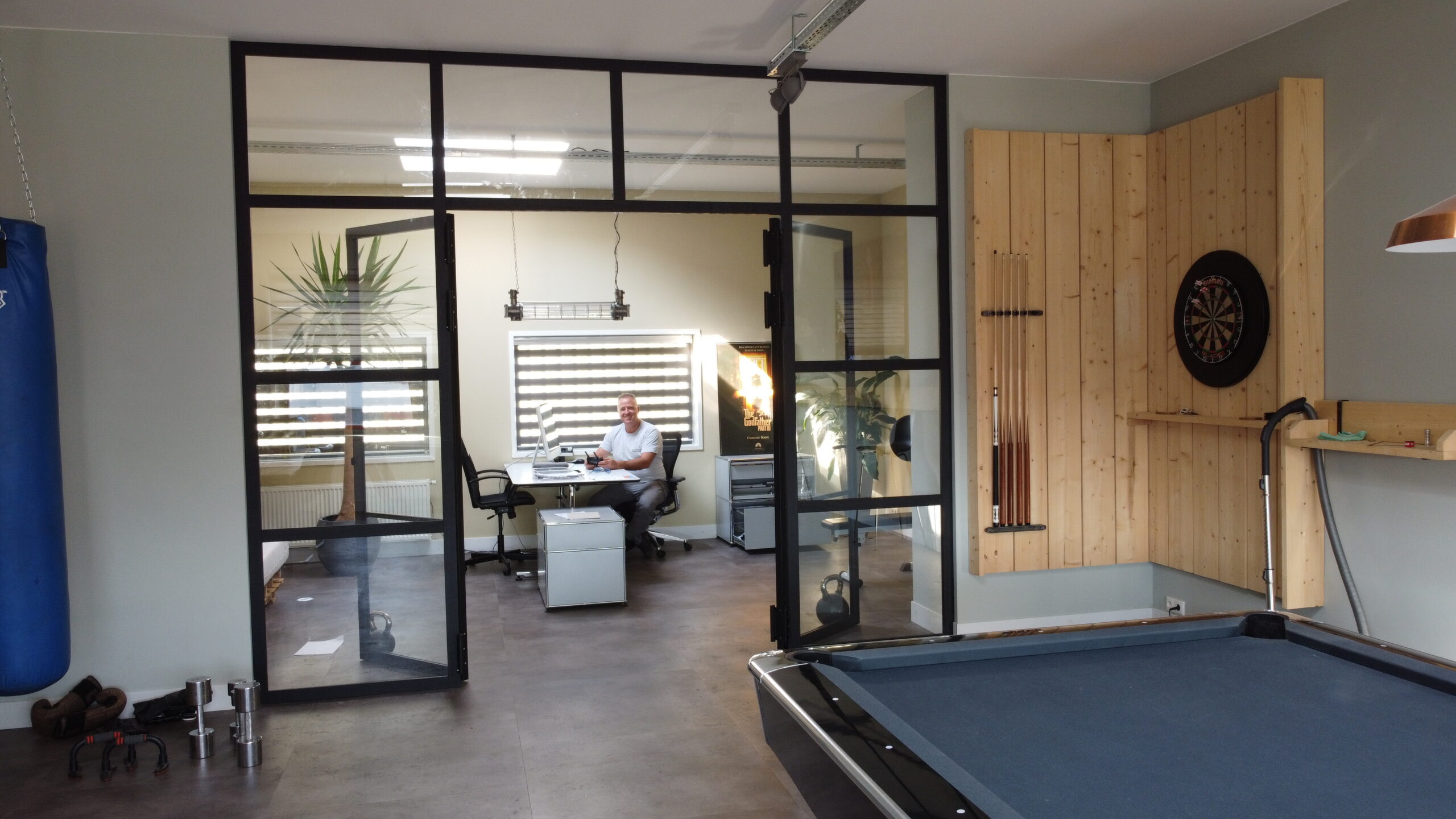 Dakdekker uit Soest bespreekt dakinspectie met klant