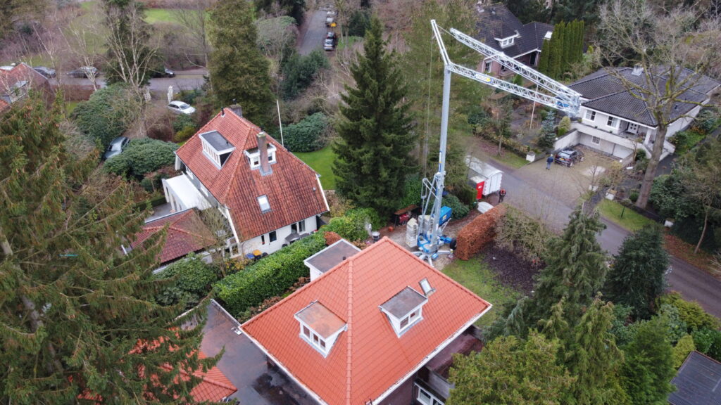 Gerenoveerd dak met nieuwe keramische pannen en zinken goten