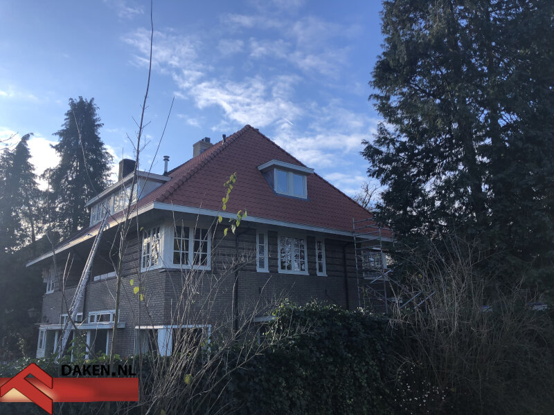 Abeco Daken vervangt dakpannen en schoorsteen bij woning in Hilversum