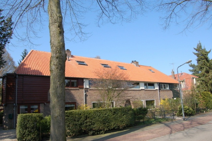Dakrenovatie van vier woningen in Hilversum