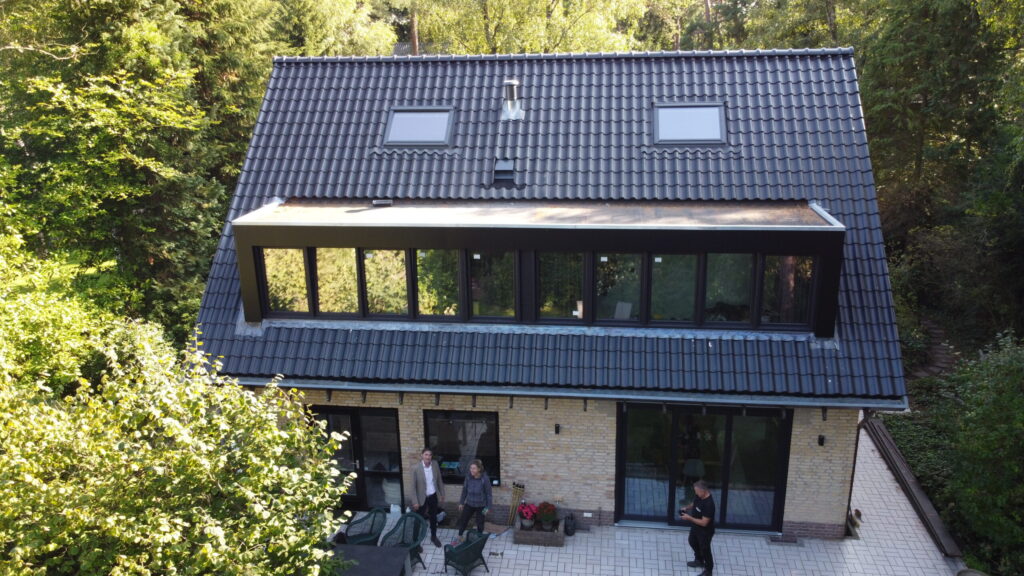 Dakrenovatie woning Bilthoven met matzwarte keramische pannen