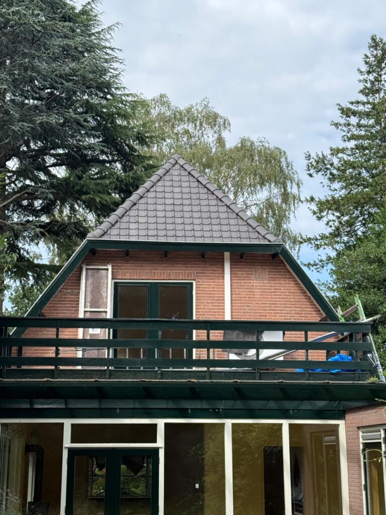 Dakrenovatie in Soest door Abeco Daken: nieuw keramisch pannendak, goten en schoorsteen